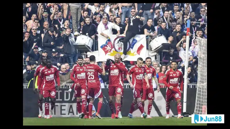 Cầu thủ Angers chiến thắng trong pha tranh chấp với cầu thủ Brest trên sân cỏ Cầu thủ Angers chiến thắng trong pha tranh chấp với cầu thủ Brest trên sân cỏ