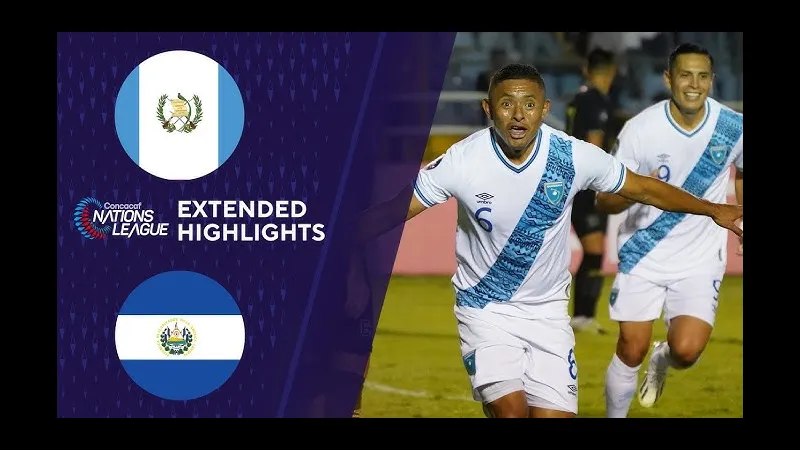 Cầu thủ El Salvador vượt qua cầu thủ Guatemala để tấn công