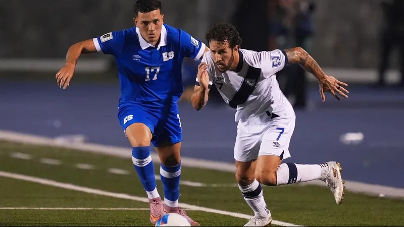 Cầu thủ El Salvador với sự quyết tâm vượt qua phòng ngự của Guatemala.