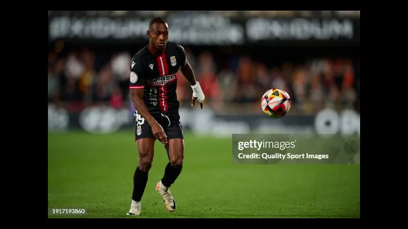 Cầu thủ Cartagena vượt qua hậu vệ Valencia bằng kỹ thuật cá nhân tinh tế trên sân