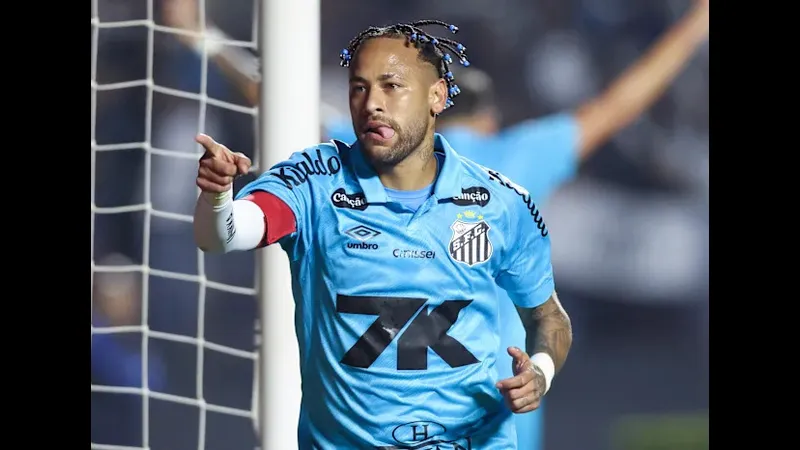 Cầu thủ của đội Juventude nỗ lực giữ bóng trước sự áp đảo từ đội Santos Cầu thủ của đội Juventude nỗ lực giữ bóng trước sự áp đảo từ đội Santos